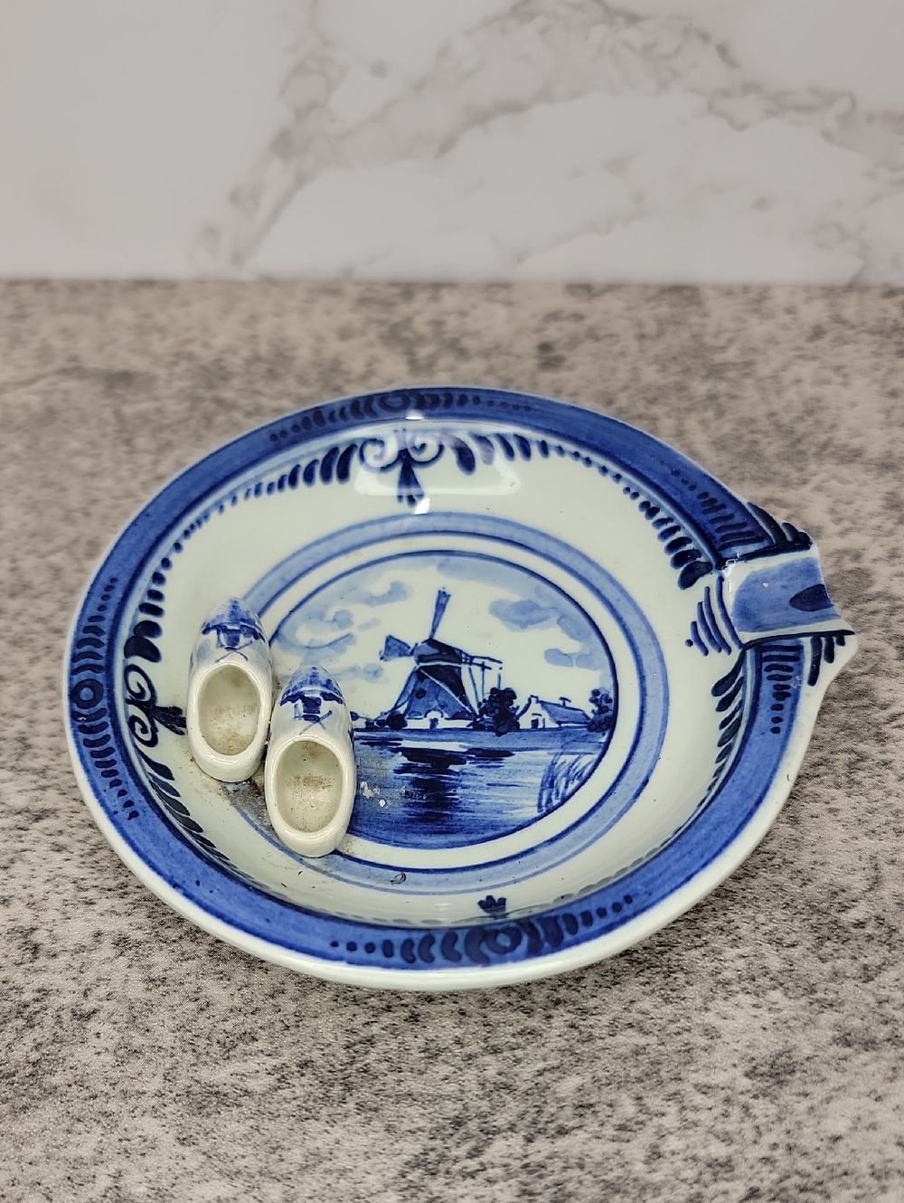 Vintage blue delft blauw ashtray with clogs & windmill Holland